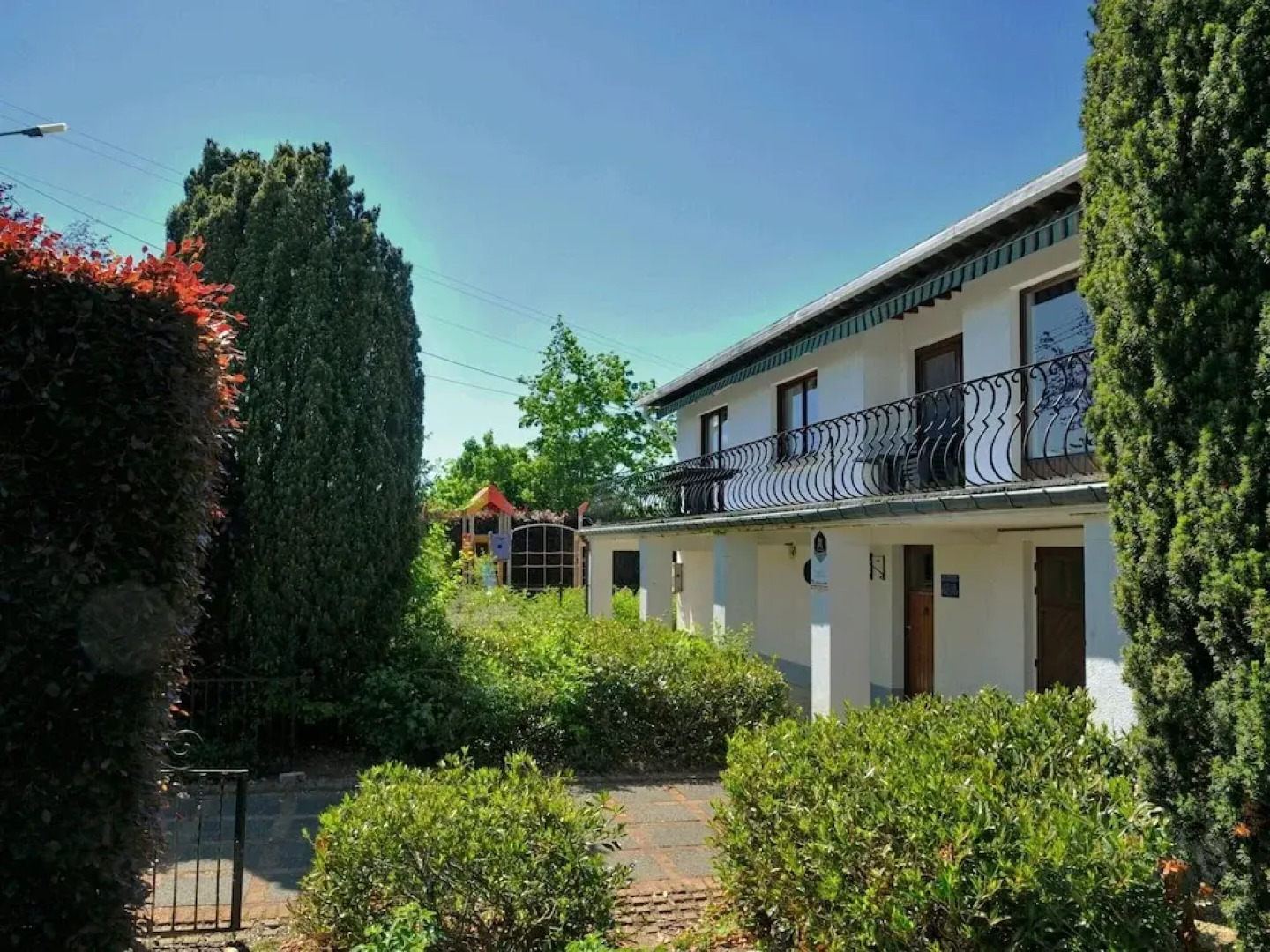 House in Noiseux With Bubble Bath & Garden