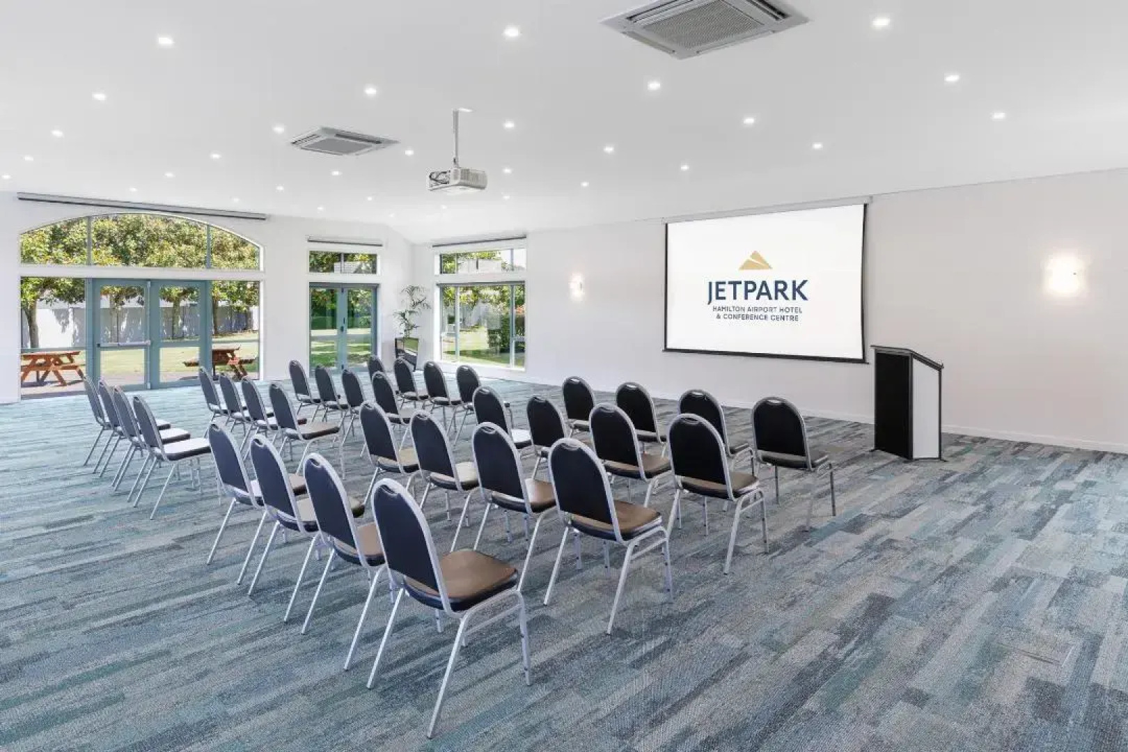 JetPark Hotel Hamilton Airport