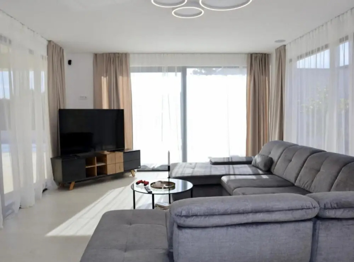 Sunset Villa Aves With Pool, Gym and Sauna