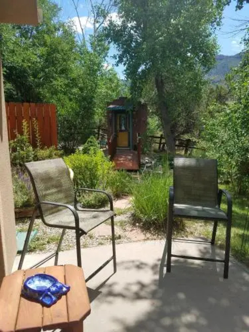 Grizzly Roadhouse Bed & Breakfast and Vacation Rentals