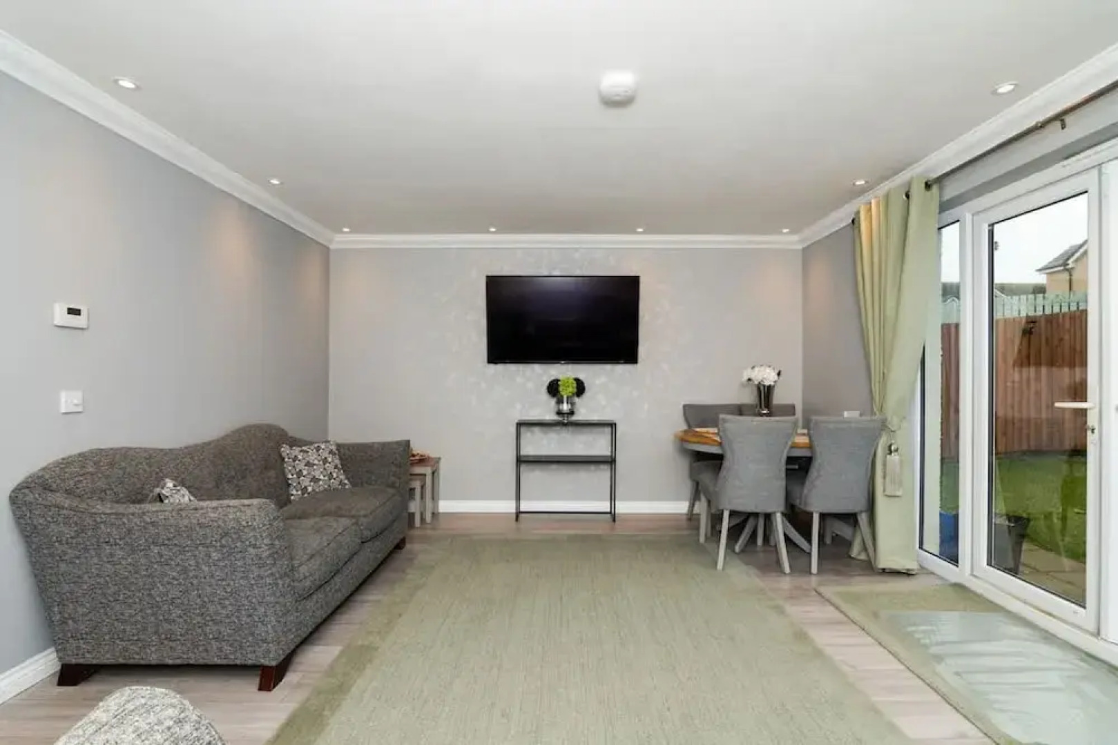 3 Bedroom House-private Parking