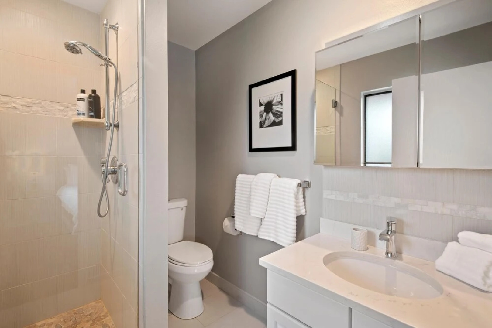 Relaxing Escape Complete With Home Theater and BBQ