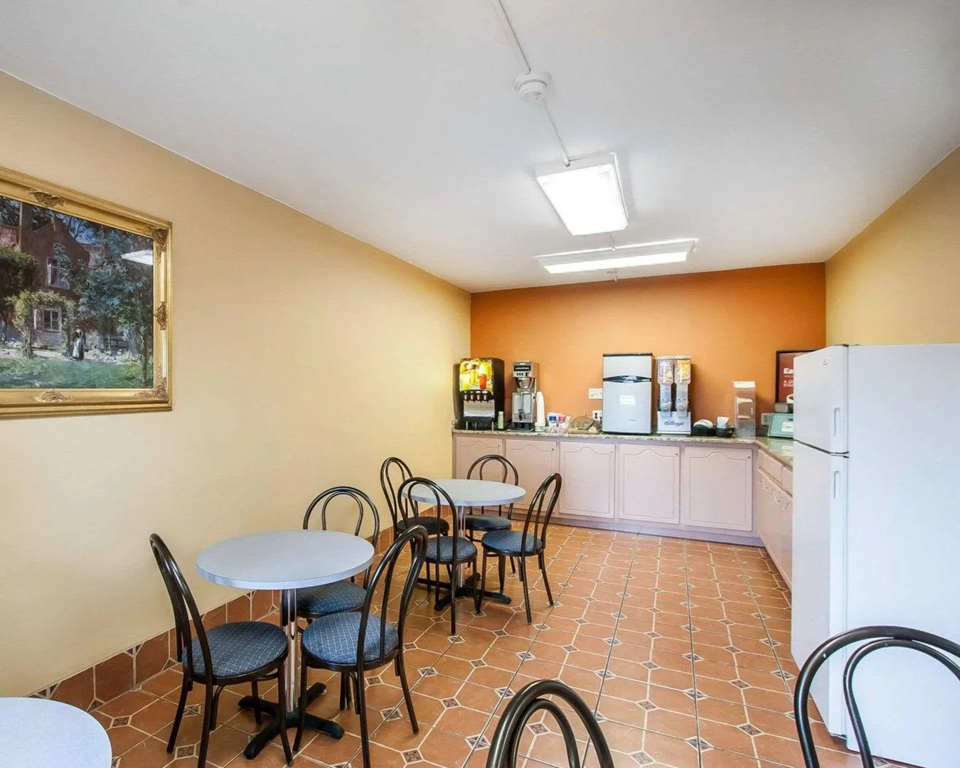 Econo Lodge Inn & Suites