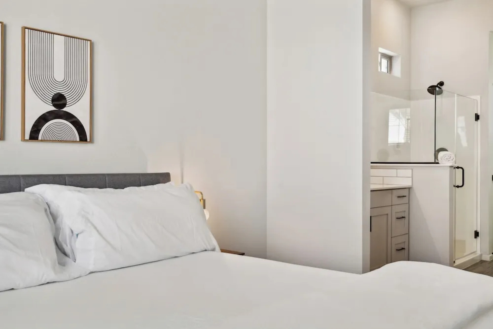 Sparkling Modern Home with Pool BBQ