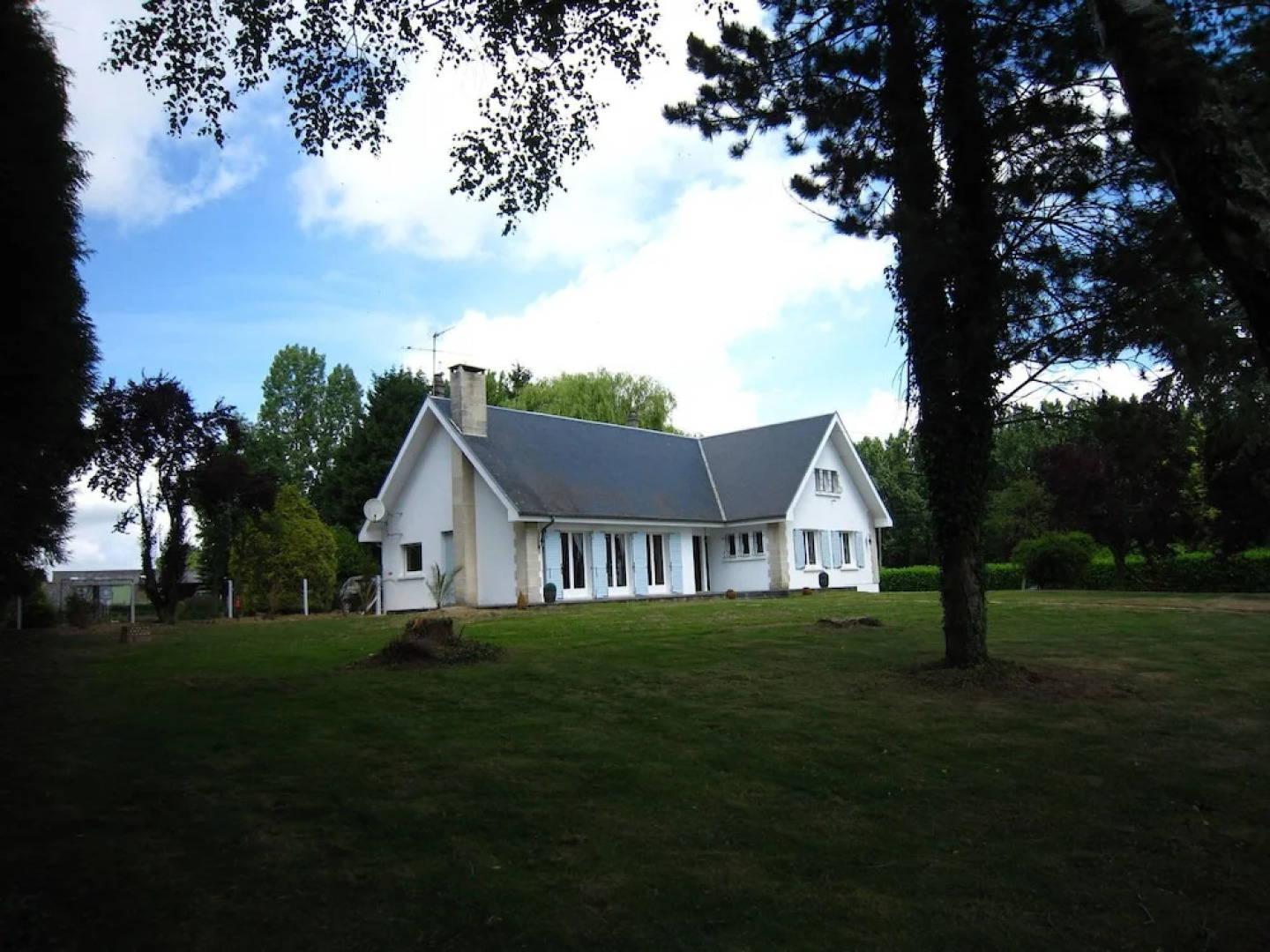 Spacious Holiday Home in Tours-en-Vimeu with Garden