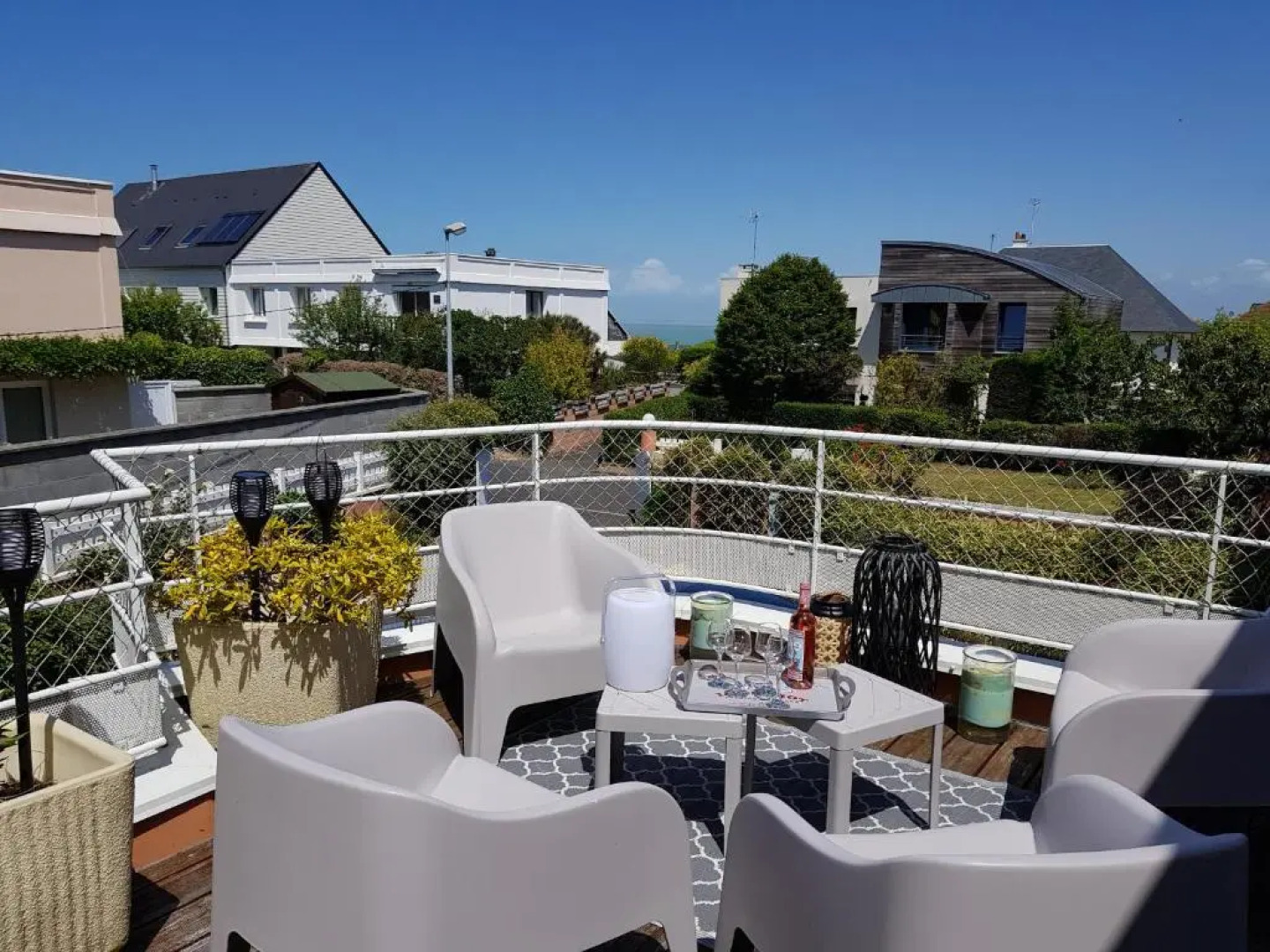 La terrasse, jacuzzi et vue mer à 100m de la plage