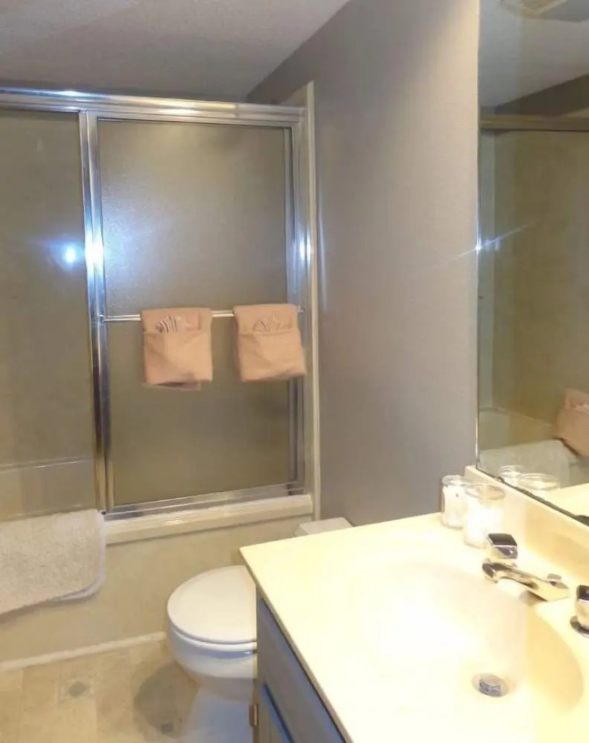 Forest view two bedroom, two bath condo on Lake Ouachita, steps away from pool and spa. by RedAwning