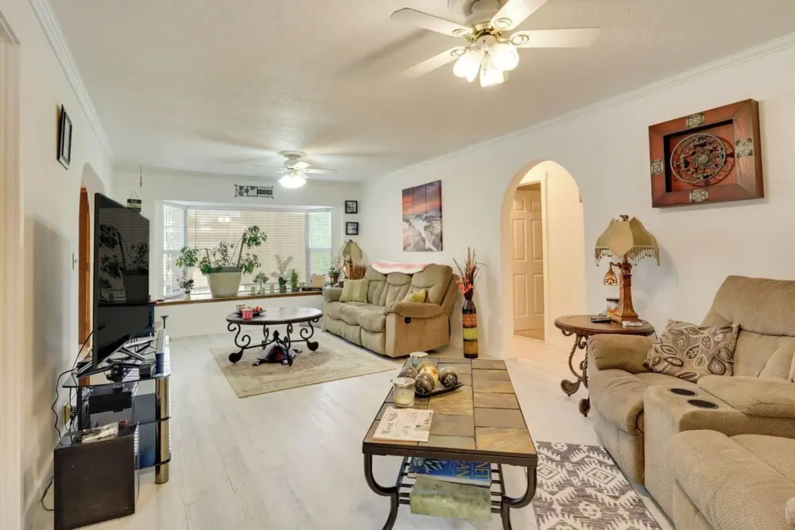 Salem Getaway w/ Hot Tub Near Parks & Boating!