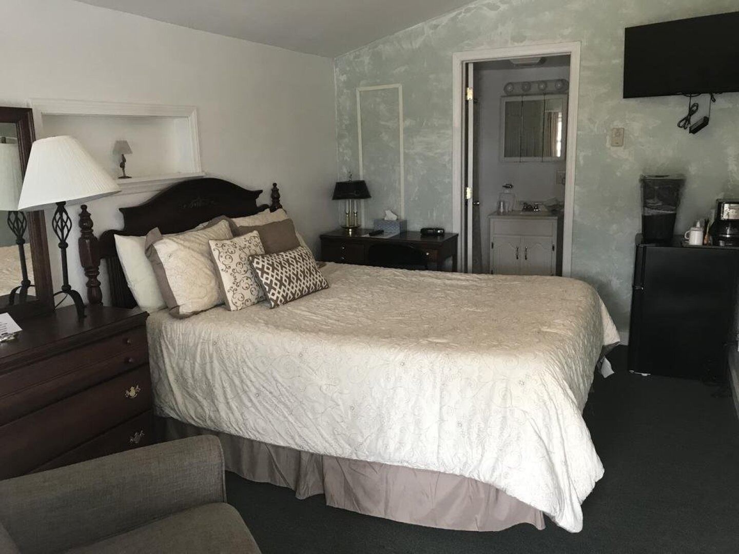 Longhouse Lodge Motel