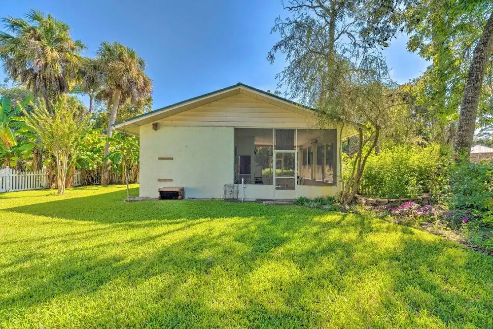 Sunny Home in Yankeetown w/ Lanai & Backyard!