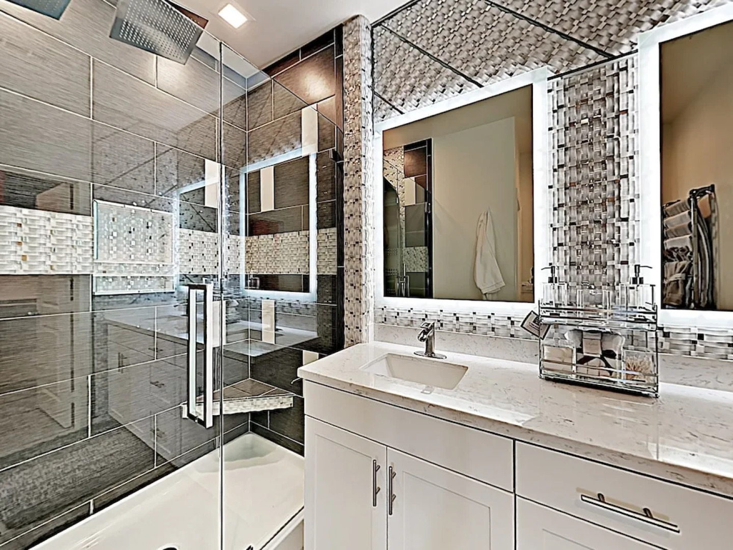 Stunning Beach W/ Pool, Views, Bar & Arcade 3 Bedroom Condo