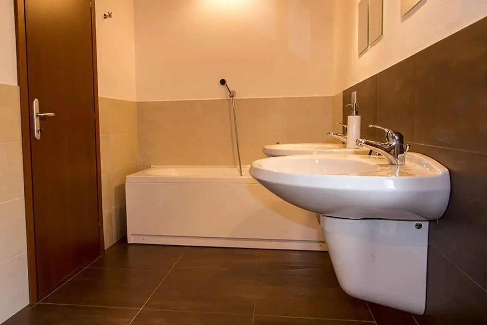 Family Friendly Italian Lakes 3 Bedroom Villa With Wifi, Bbq, Lake Views, Games Console