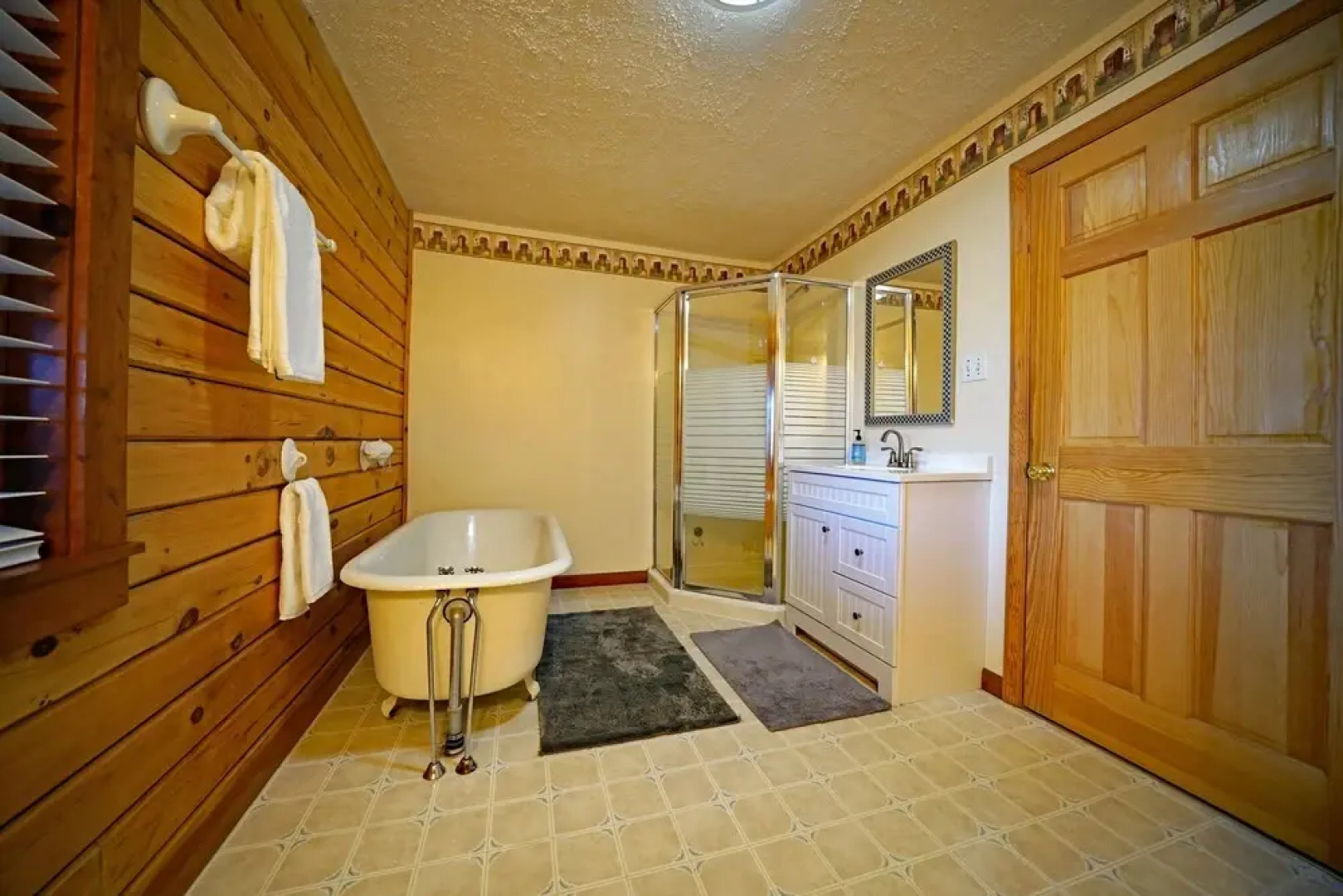 Lazy Bear Lodge ~ Mountain Views ~ Pool Table