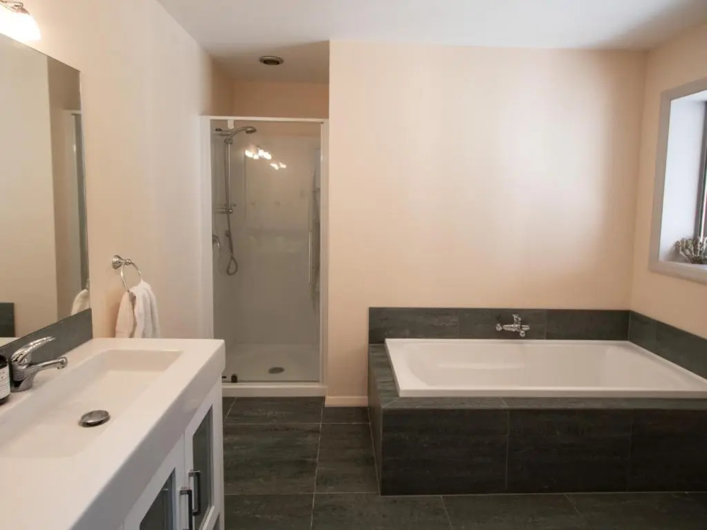 Golden Paradise - Rangihaeata Holiday Home