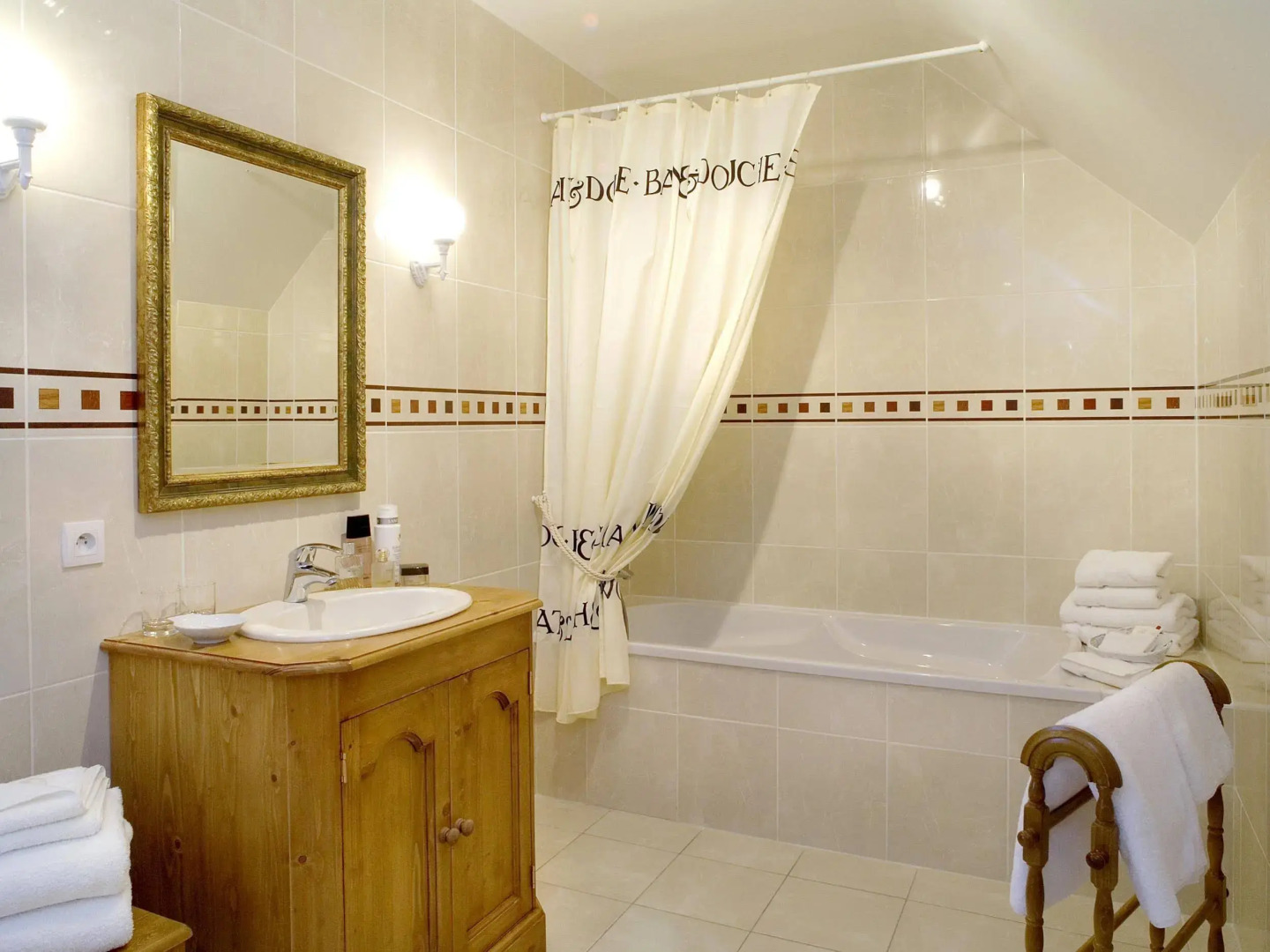 Le Fleuray Hotel & Restaurant