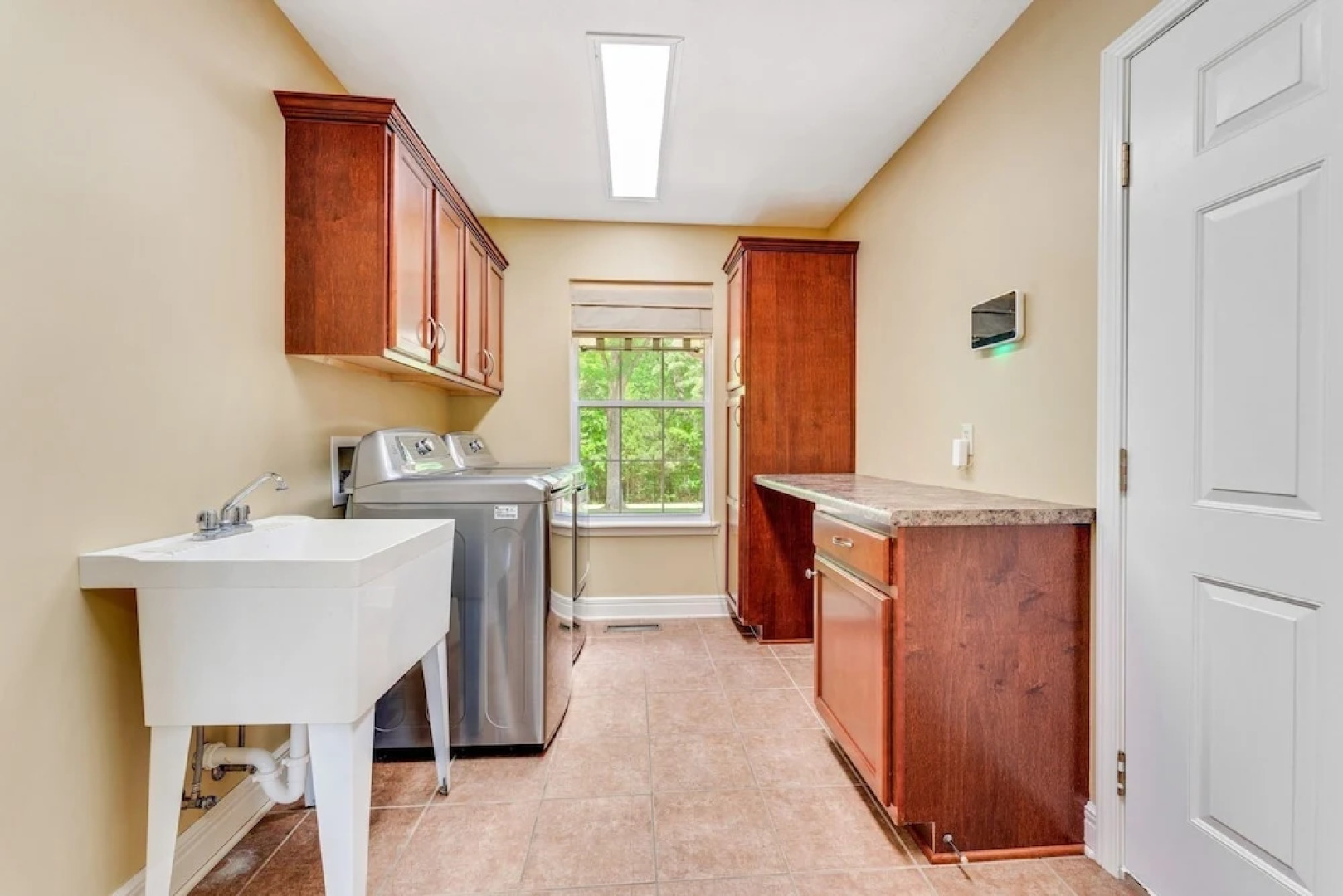 Flippin Haven: Spacious & Cozy Retreat 3 Bedroom Home by RedAwning