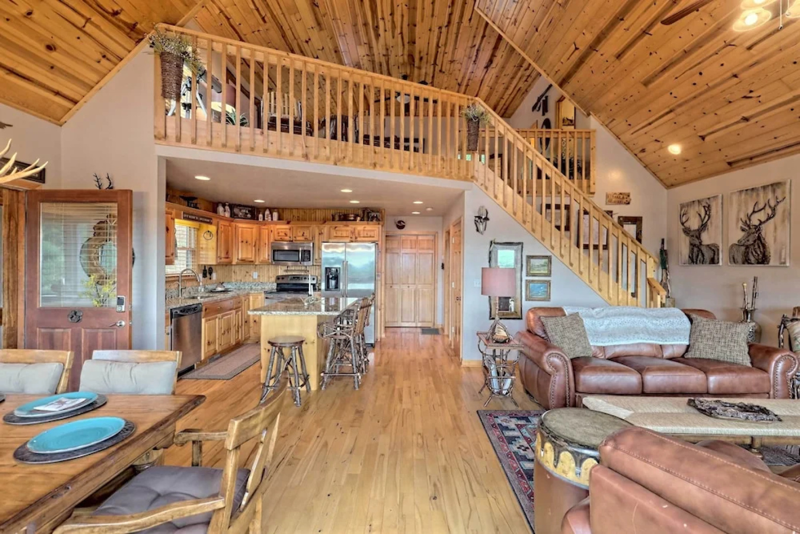 Spacious 'eagle's View' Luxury Cabin w/ Views