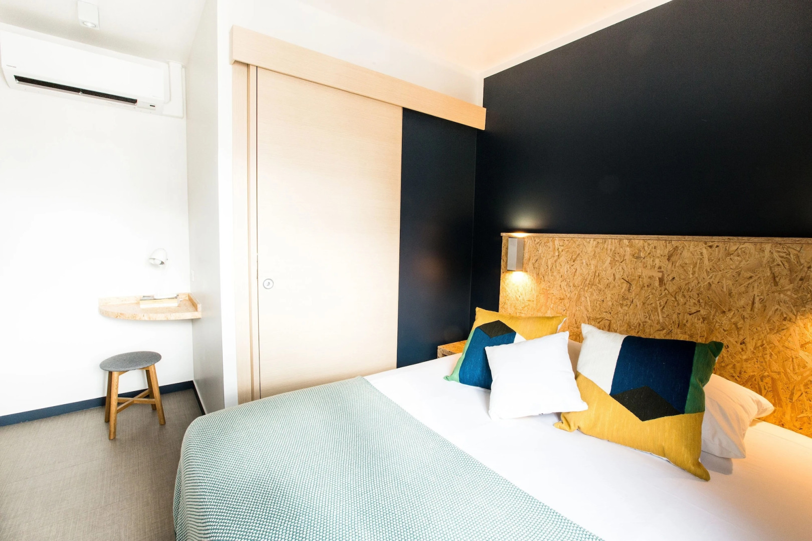 Beautiful Belleville Hostel & Hotel