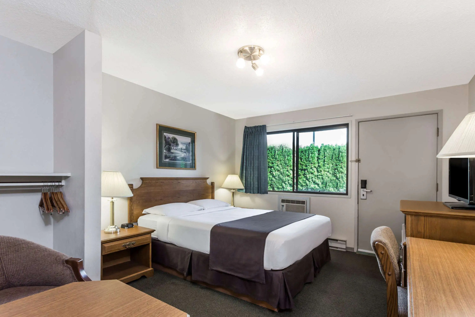 Super 8 by Wyndham Kelowna BC