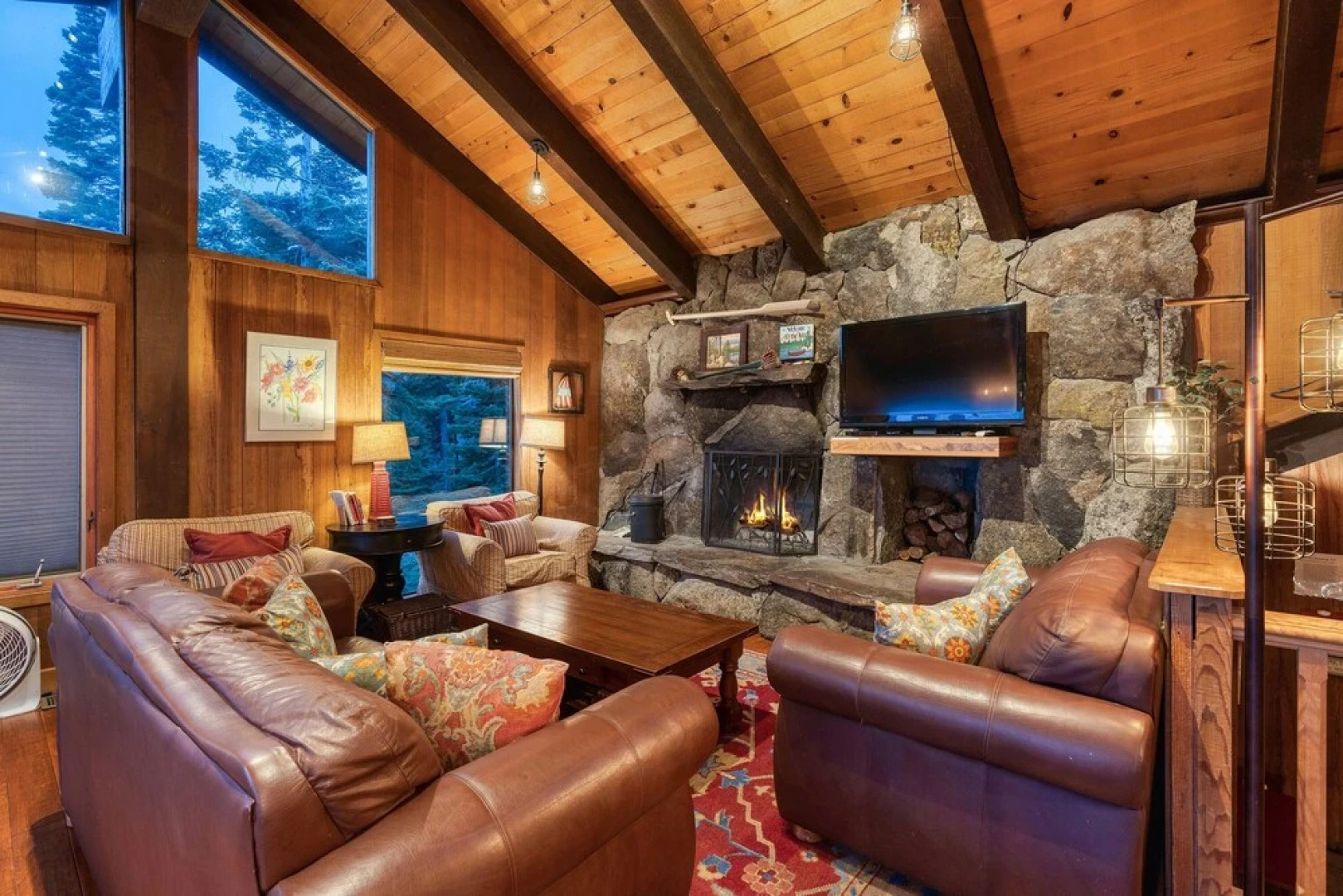 5BR 4BA Lake View Cabin by RedAwning