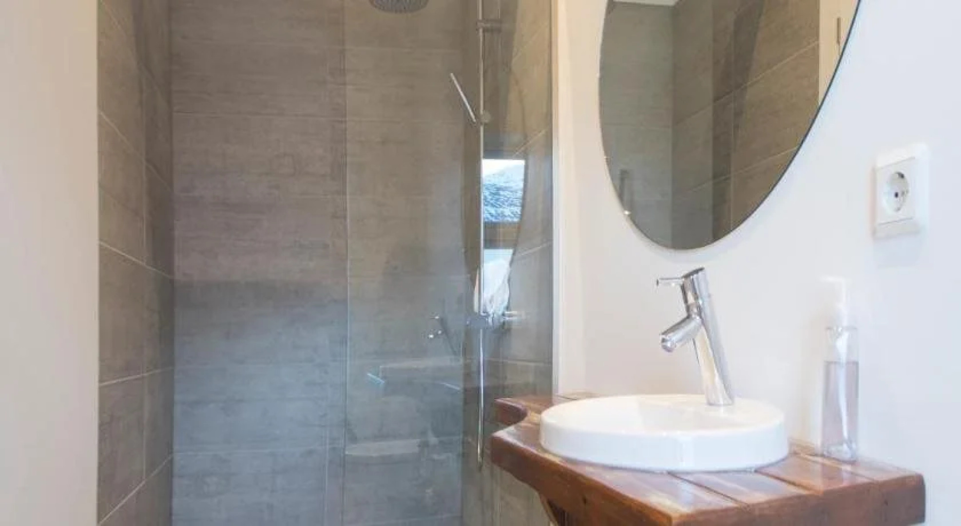 Við Lónið guesthouse