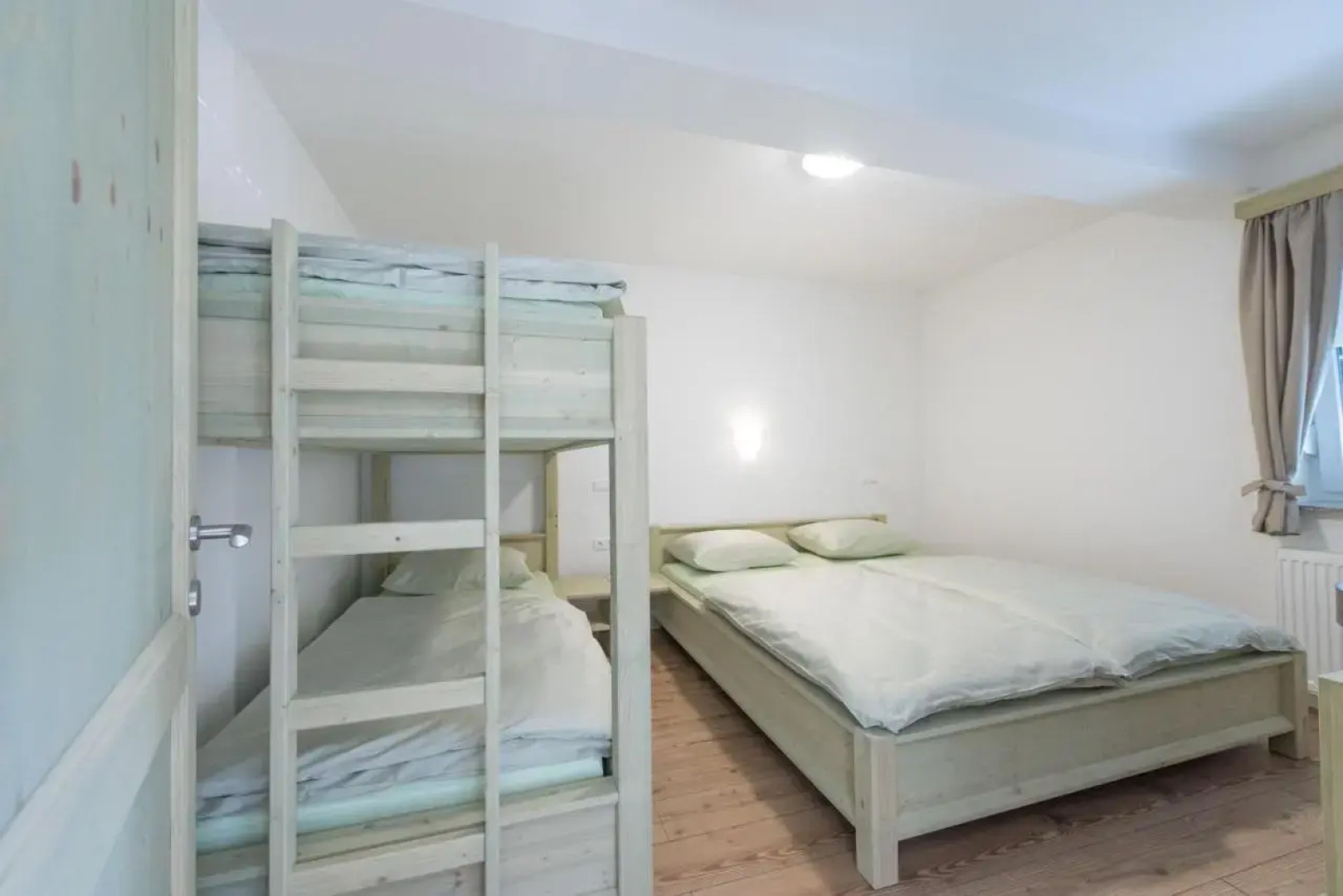 Apartments and rooms Tolc