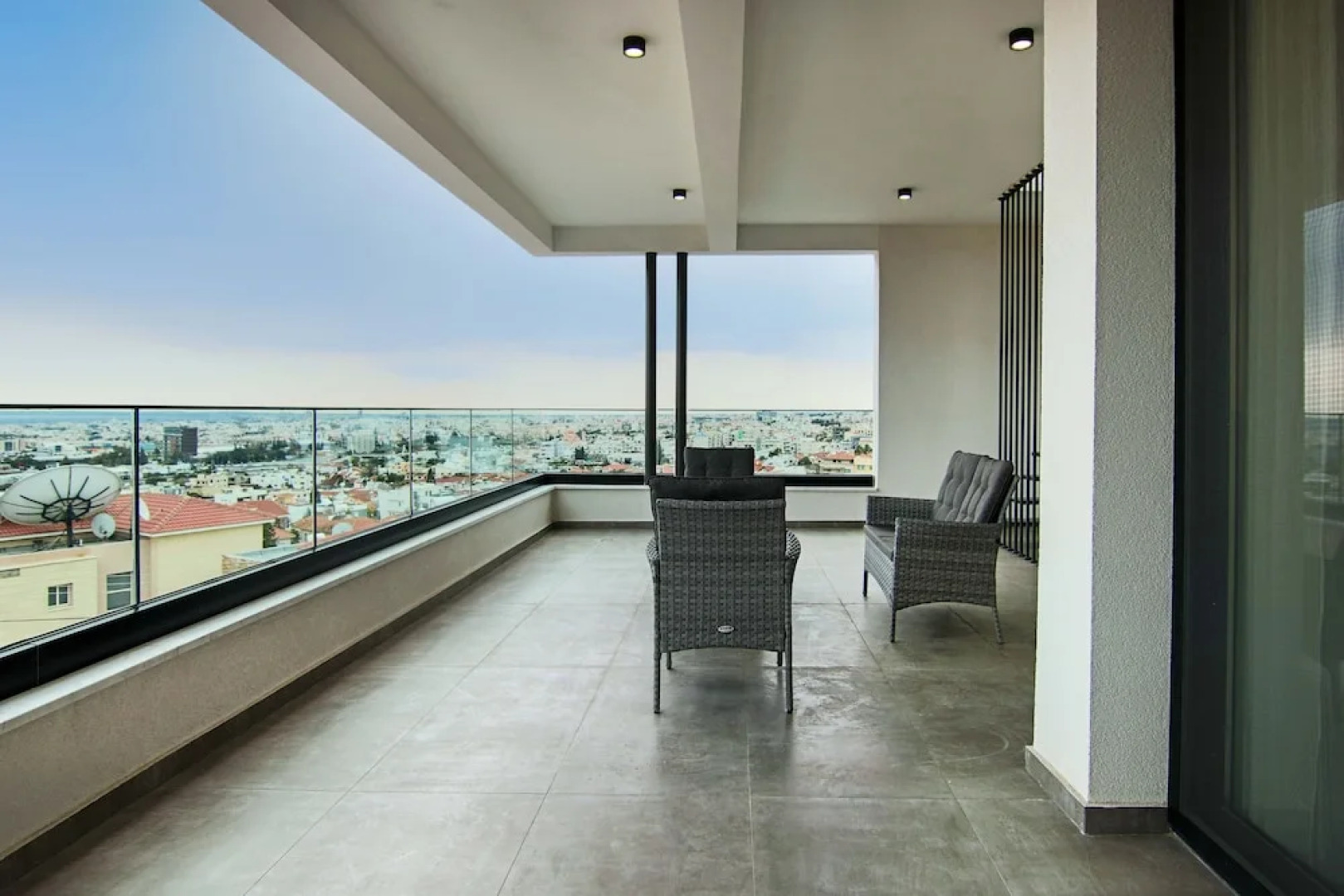 Phaedrus Living: Sea View Anna Residence 301