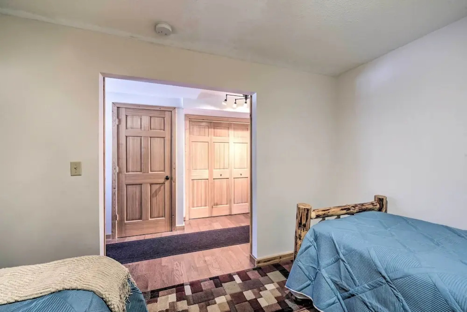 Paddle Ready: Hayward Lake View Retreat w/ BBQ