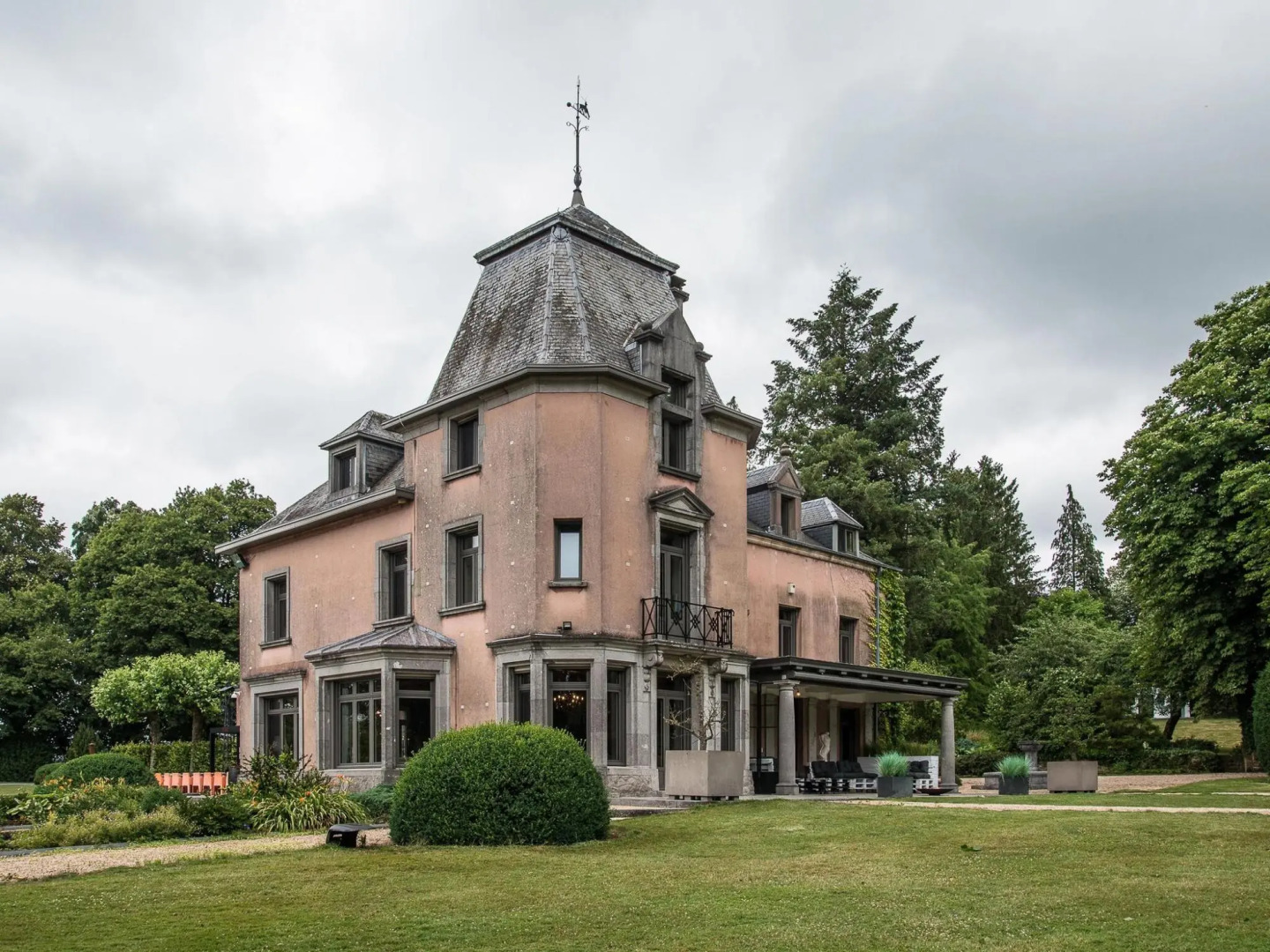 Magnificent Luxury Chateau in Vast Garden with Sauna & Hot Tubs