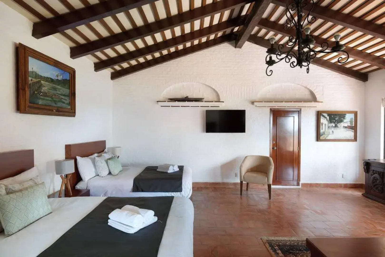 3 Bedroom Spacious Villa with Pool & Lake view