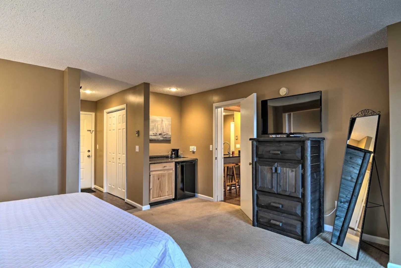 Cozy Bellaire Condo w/ Balcony - 3 Mi to Skiing!