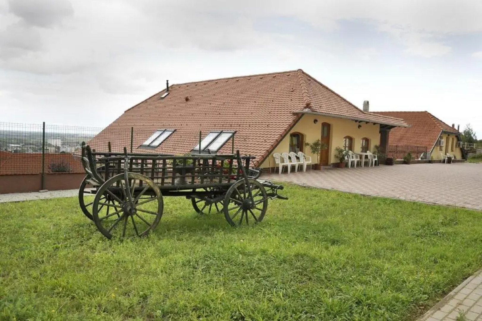 Sárosdi Pince és Panzió