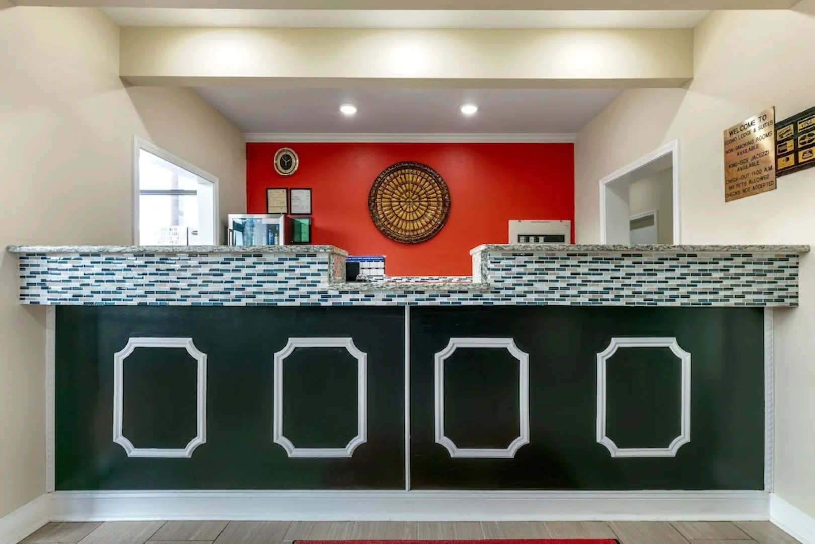 Econo Lodge Inn & Suites