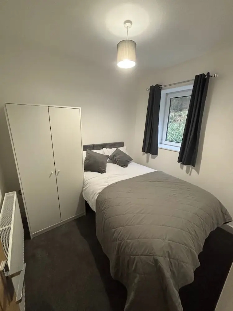 Shawforth - 2 Beds - Sleeps 4 - Street Parking