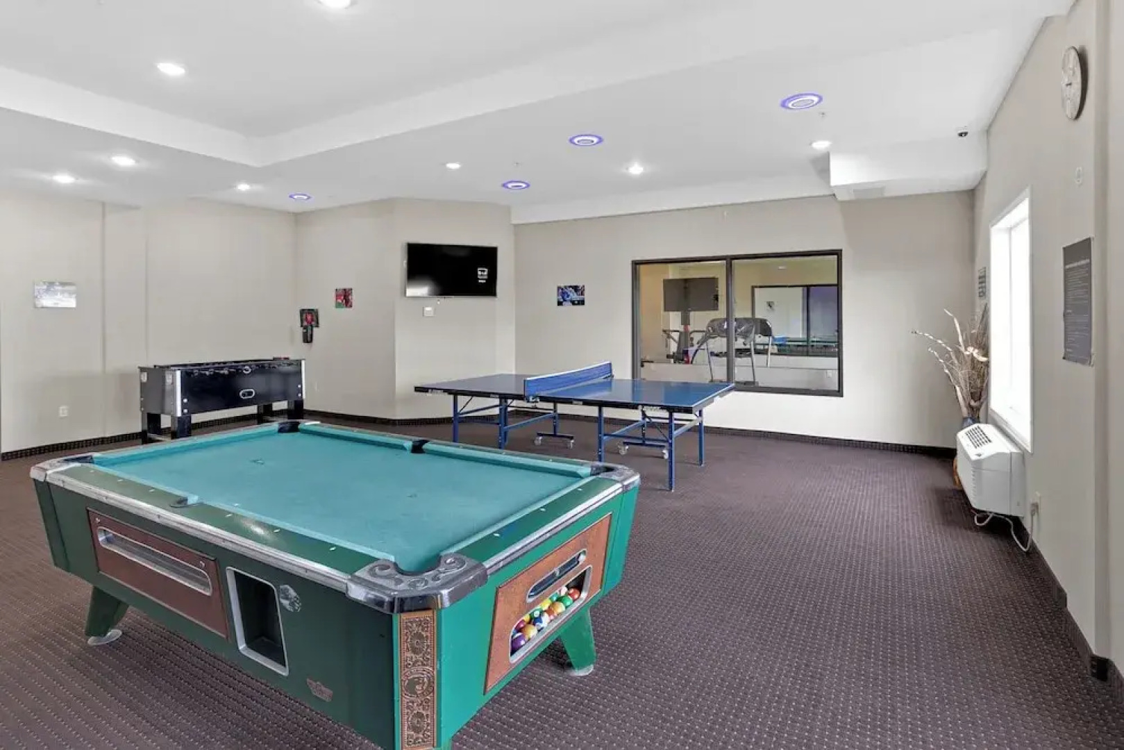 Duvernay Inn & Suites