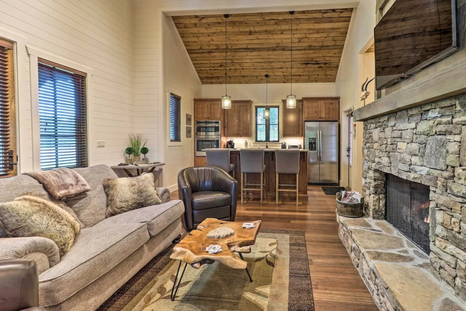 Serene Mountain Retreat! Rural Glenville Craftsman