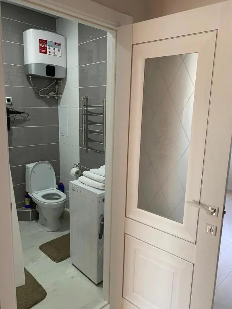 2-uhkomnatnaja sovremennaja novaja kvartira v tsentre goroda