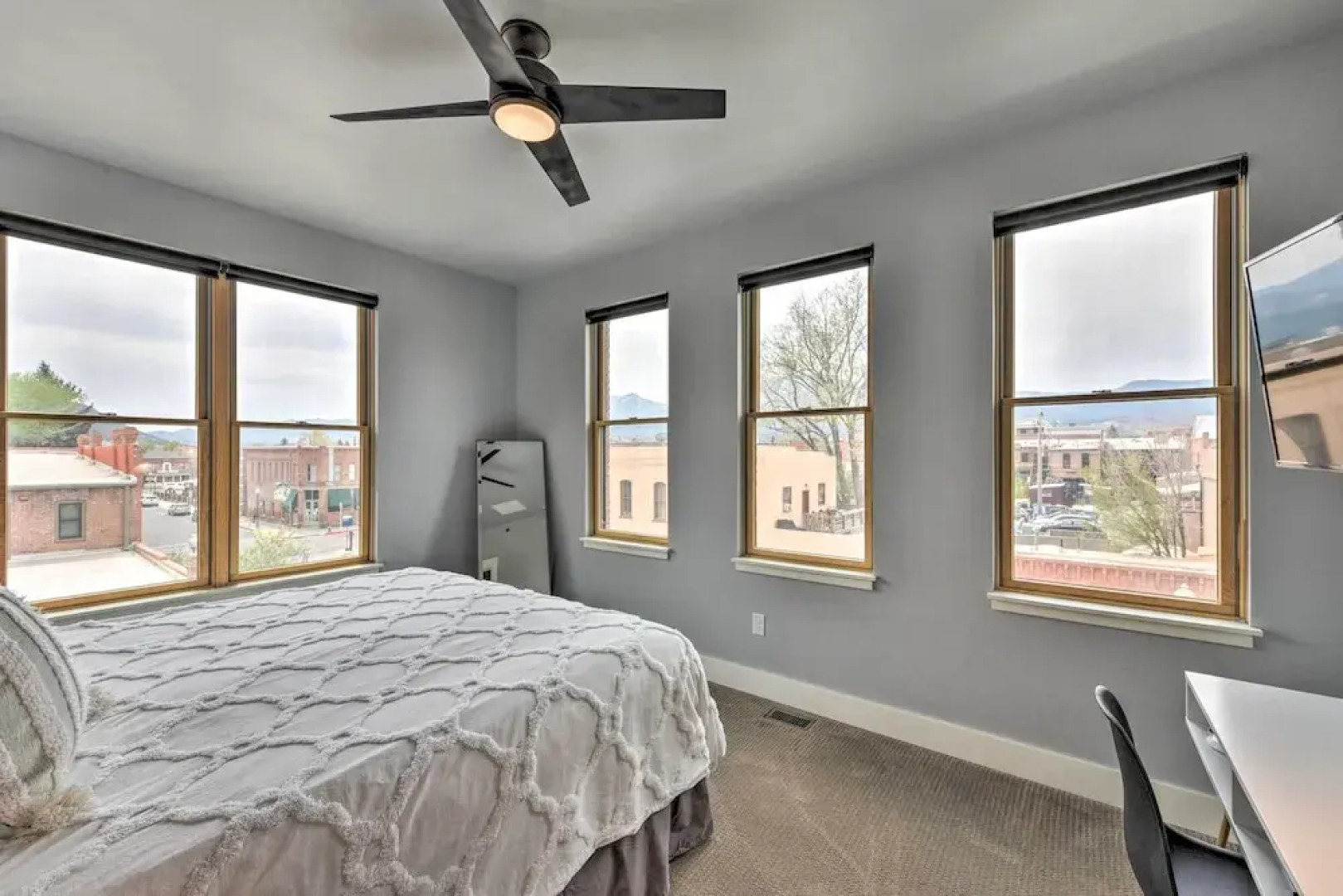 0660: Dtwn Salida Condo w/ Balcony