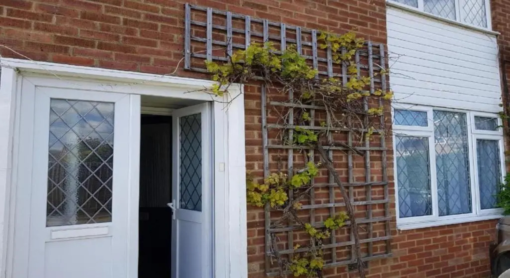 Eddiwick House - Huku Kwetu Dunstable -Spacious 3 Bedroom House- Sleeps 6 - Suitable & Affordable Group Accommodation - Business Travellers