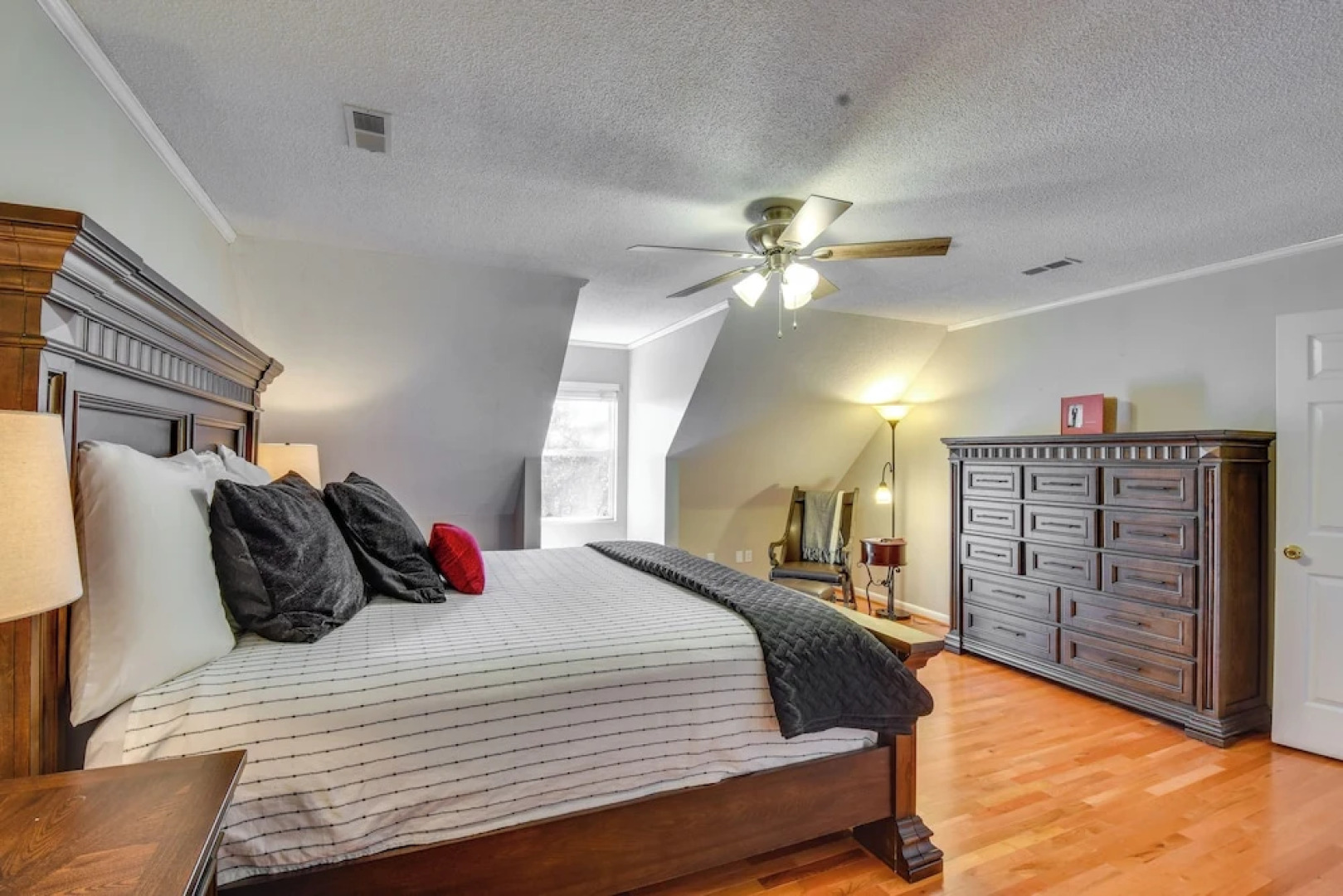 2 Mi to Clemson: Central Villa w/ Deck, Near Lakes