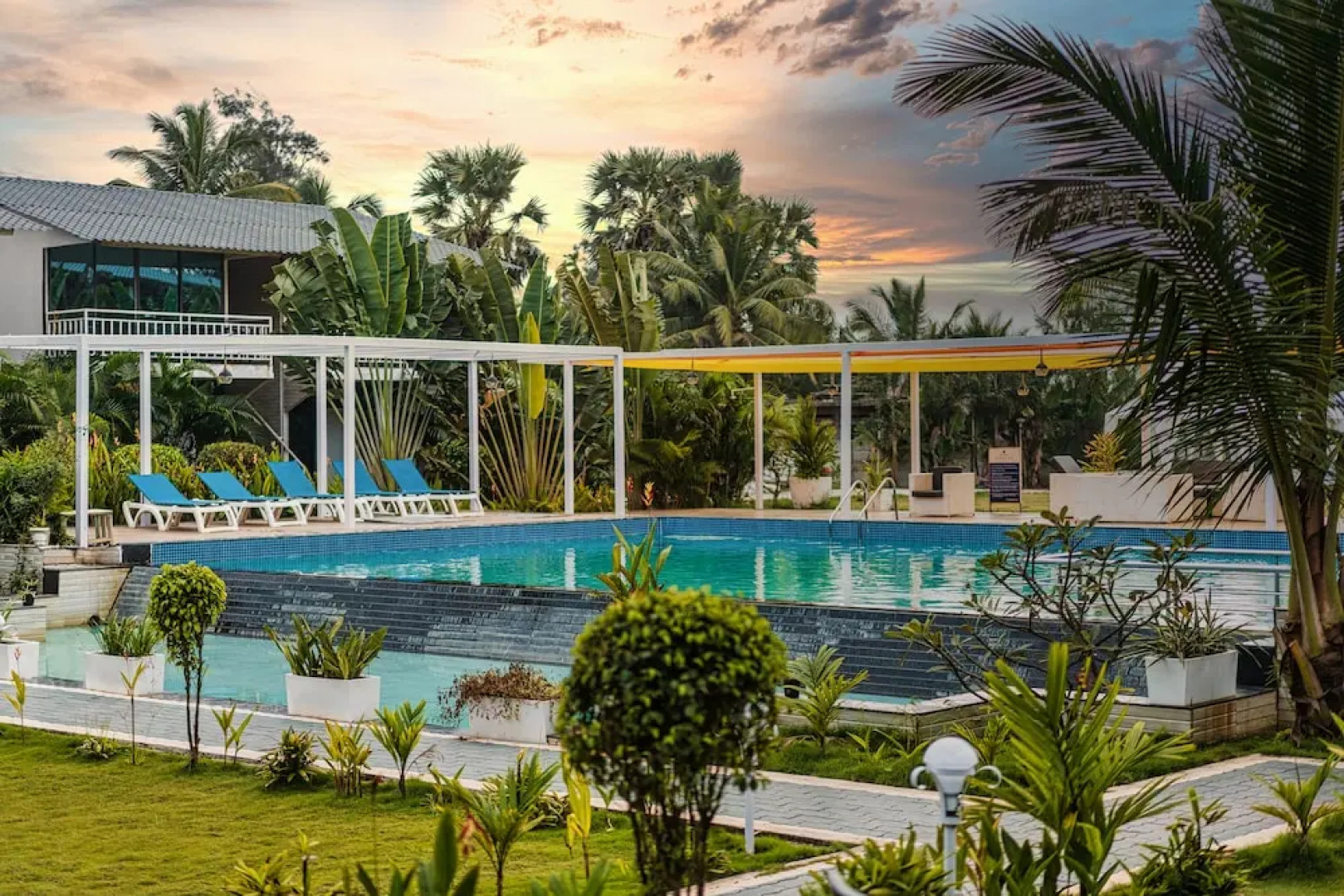 Foxoso La Beach Resort & Spa