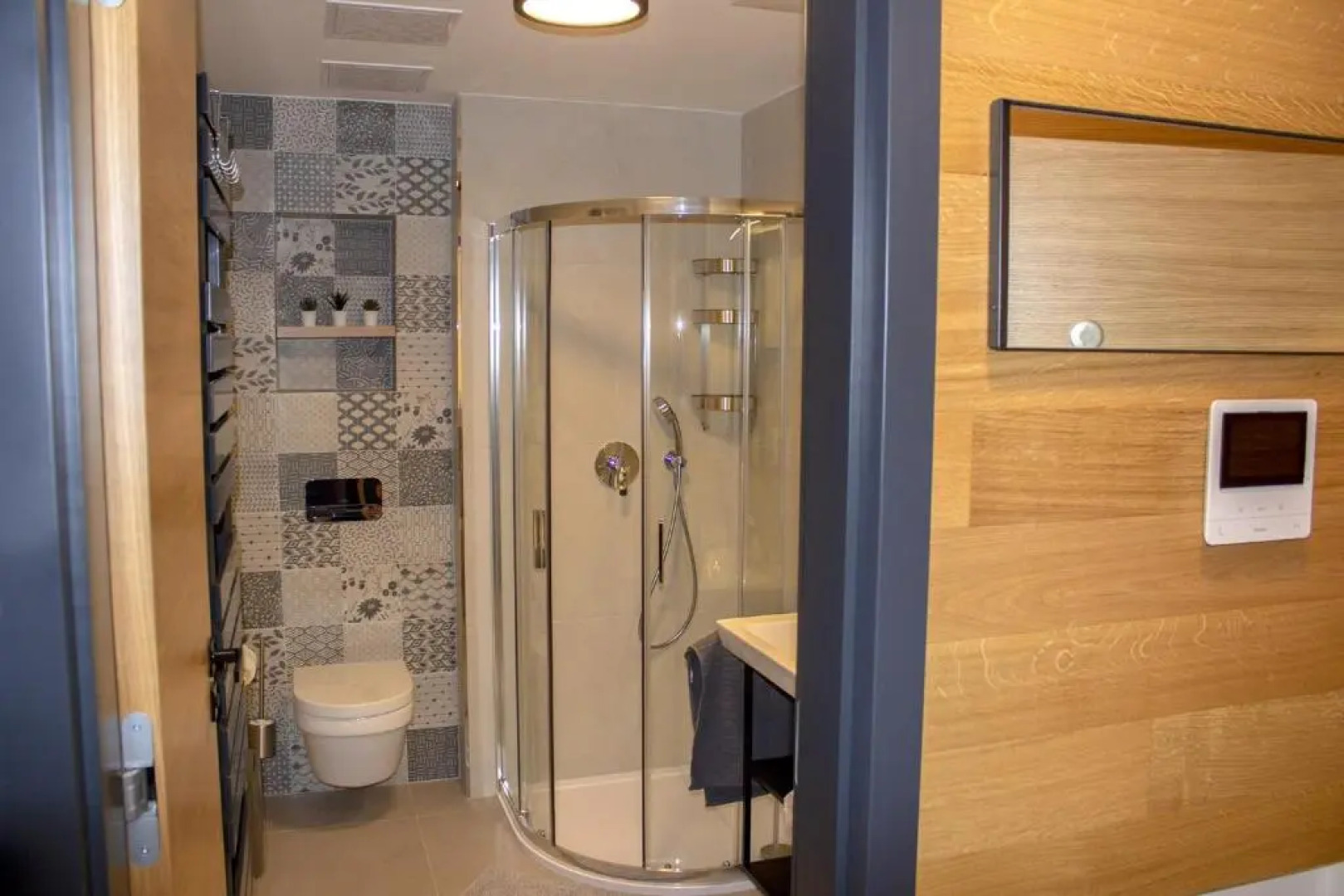 Enjoy Harrachov - Atraktivní slunný klimatizovaný apartmán 14 v centru Harrachova se saunou, parkováním s wallboxem EV, Wifi, herní konzolí, počítačem s win 10, Netflix a jedinečným výhledem na Čertovu horu se skokanskými můstky