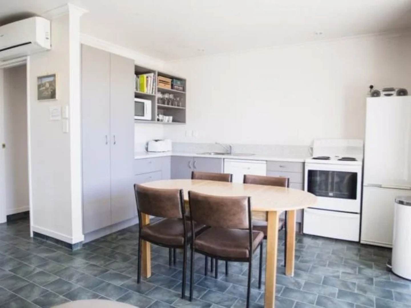 Apollo Lodge and Apartment