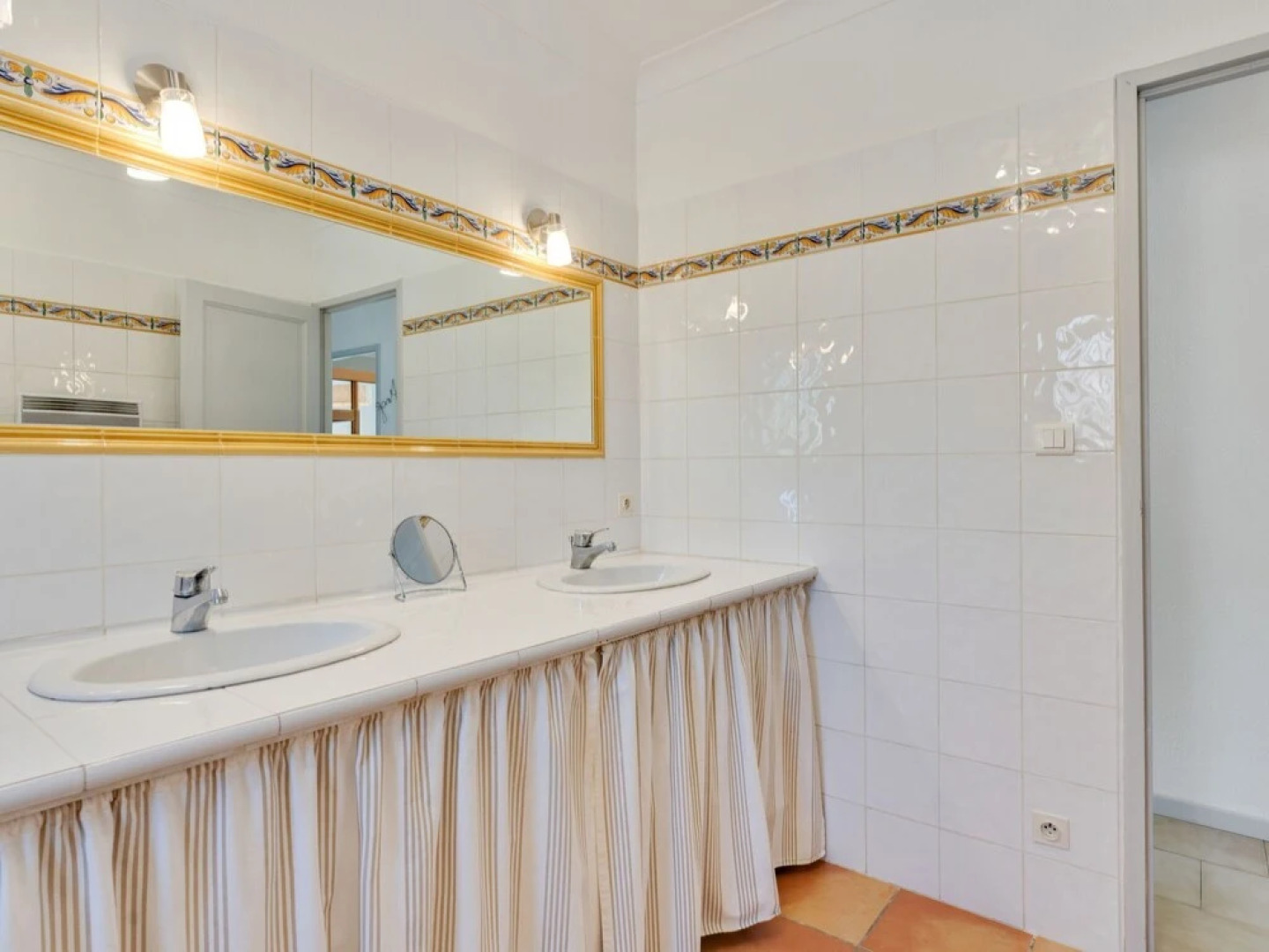 Luxury Modern Villa With Private Pool and Enclosed Garden in the Heart of the Vaucluse