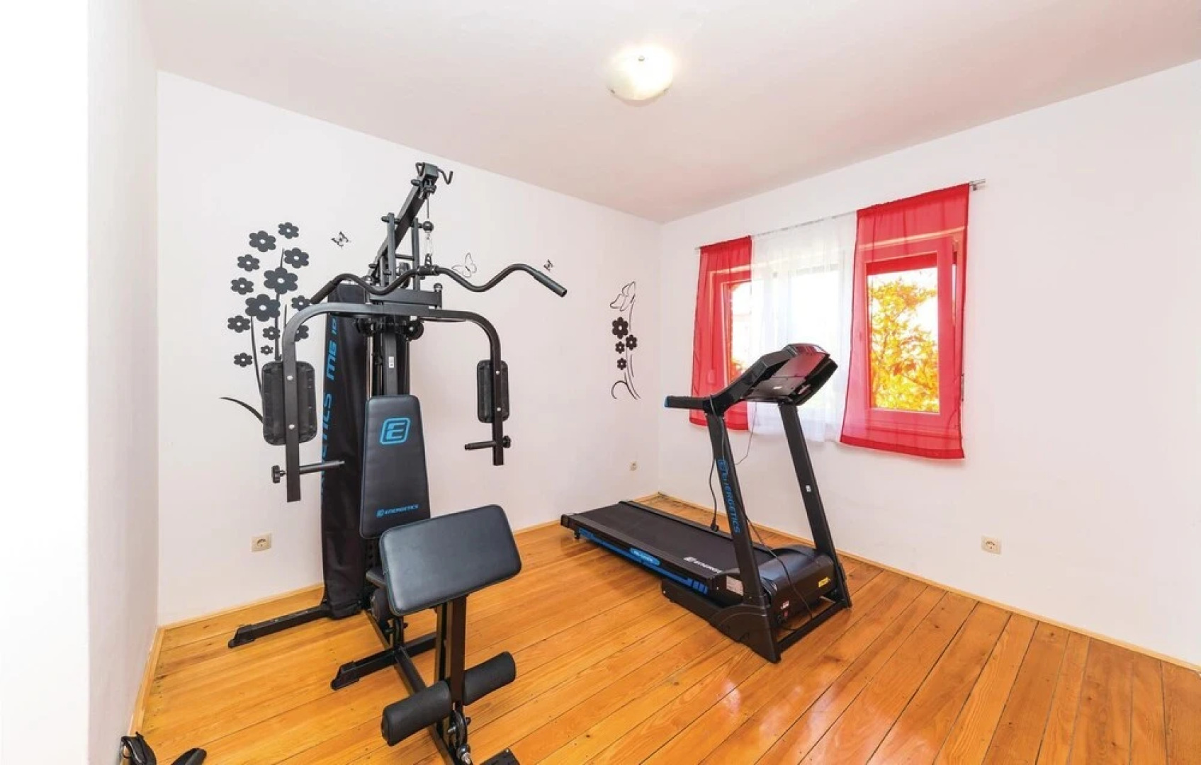 Stunning Home in Kastel Stari With Wifi, 6 Bedrooms and Jacuzzi