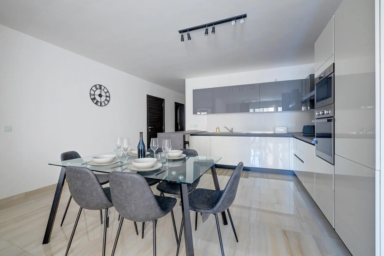 Chic 2BR Apartment, Ideal Location