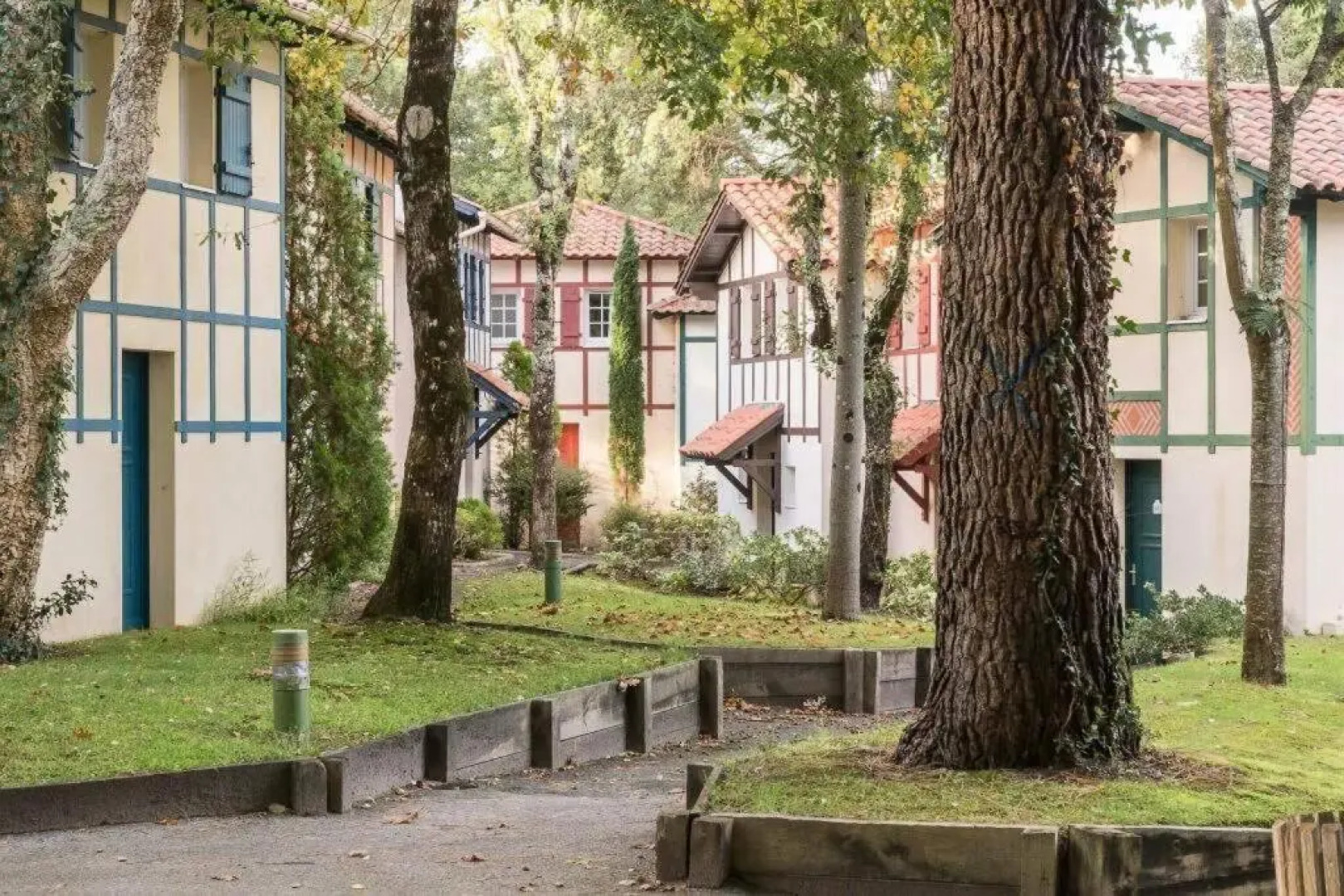 Maison au milieu des pins entre golf et océan