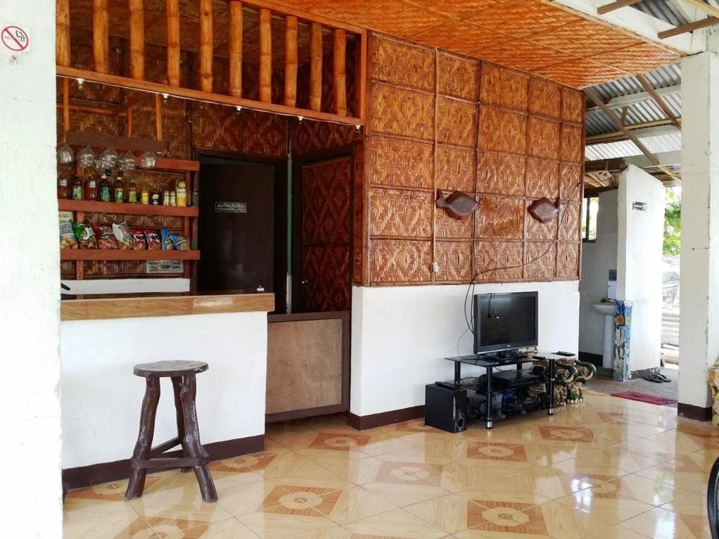 Mr. Kwiiz Lodging House and Restaurant