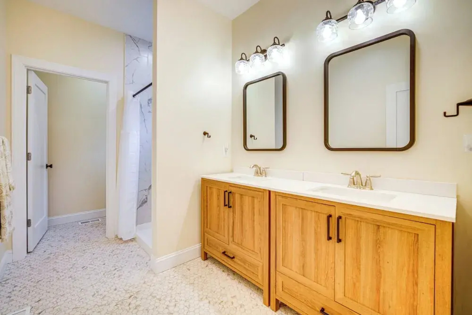 Steps to Sand: Villas Beach House w/ Decks!