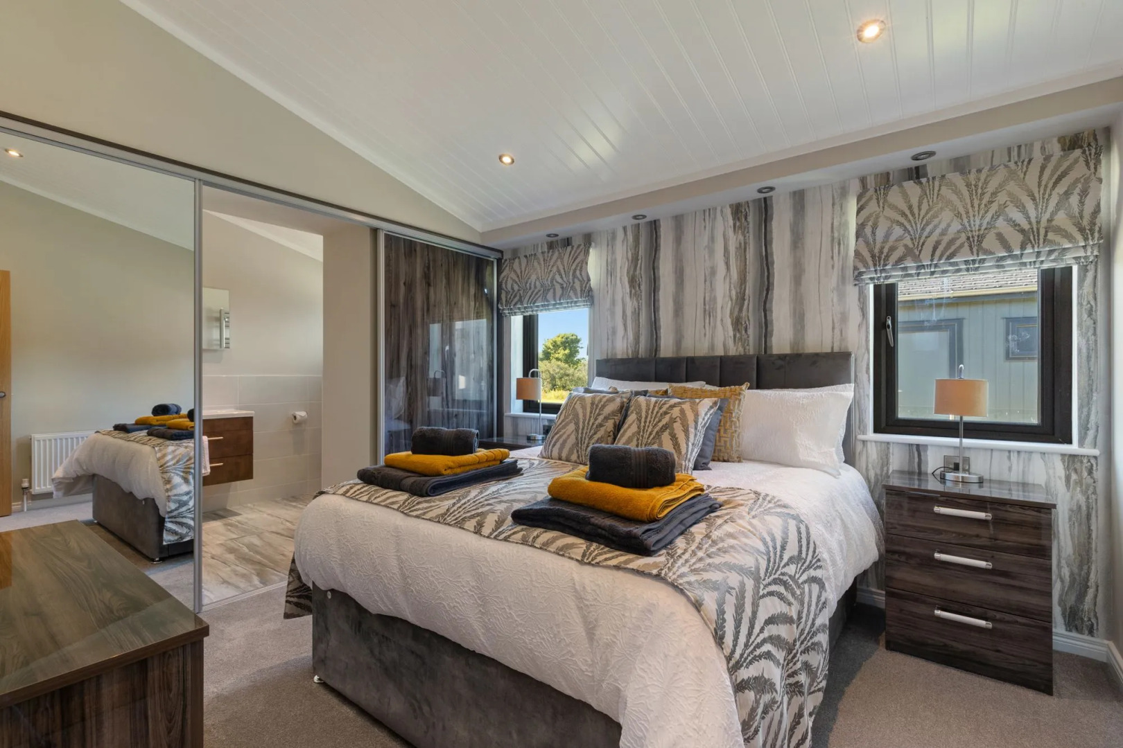 Dewin Bach - Luxury Lodge, Hot Tub, Close to Beach